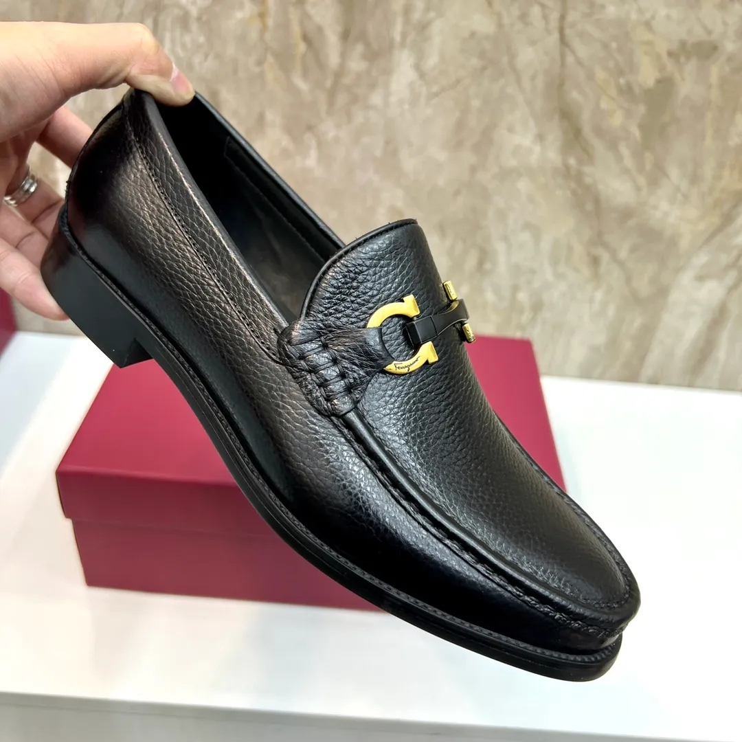 Original quality P580 Brand: Ferragamo Standard size: Men's size 38/44 (45 can be customized) Grade: Same style as the official website High-quality men's shoes Material: Customized first-layer calfskin with water-dyed cowhide lining Cowhide tiptoe Original non-slip and wear-resistant rubber outsole Style category: Men's formal business leather shoes Young and fashionable European and American trends British style Casual matching Comfortable feet Color: Actual picture